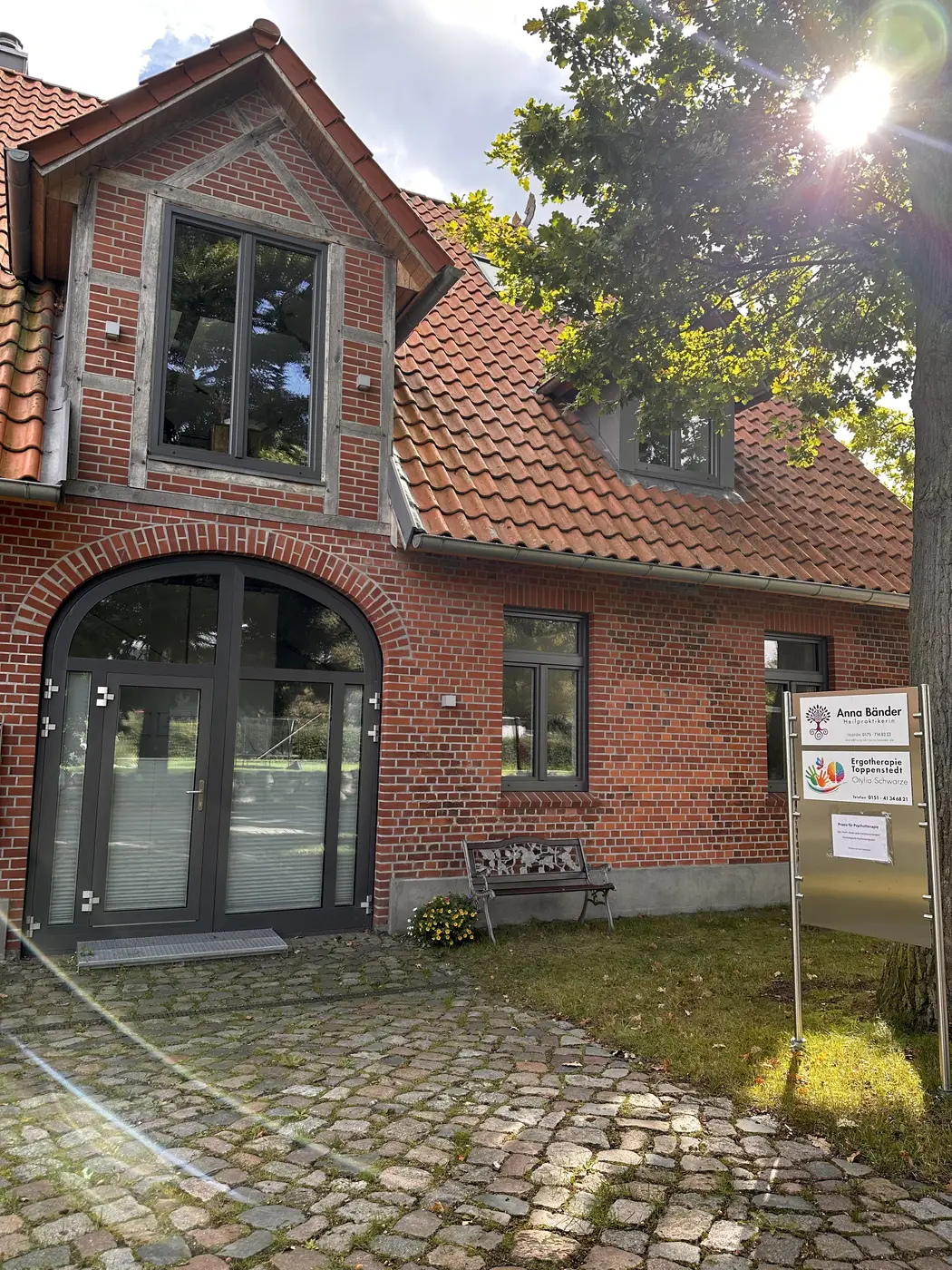 Außenansicht und Zugang zur Naturheilpraxis Bänder in Toppenstedt